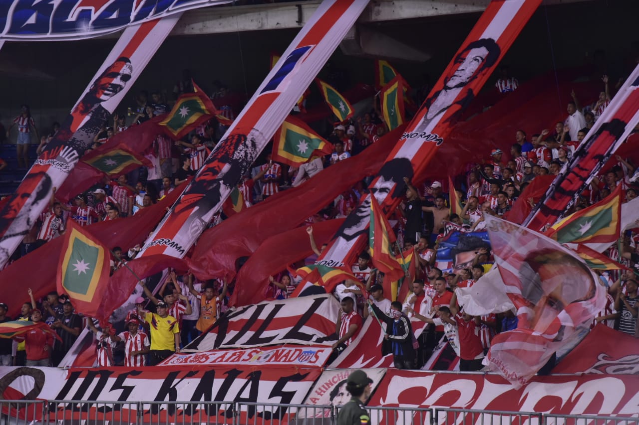 La afición no paró de alentar al Junior durante todo el partido.