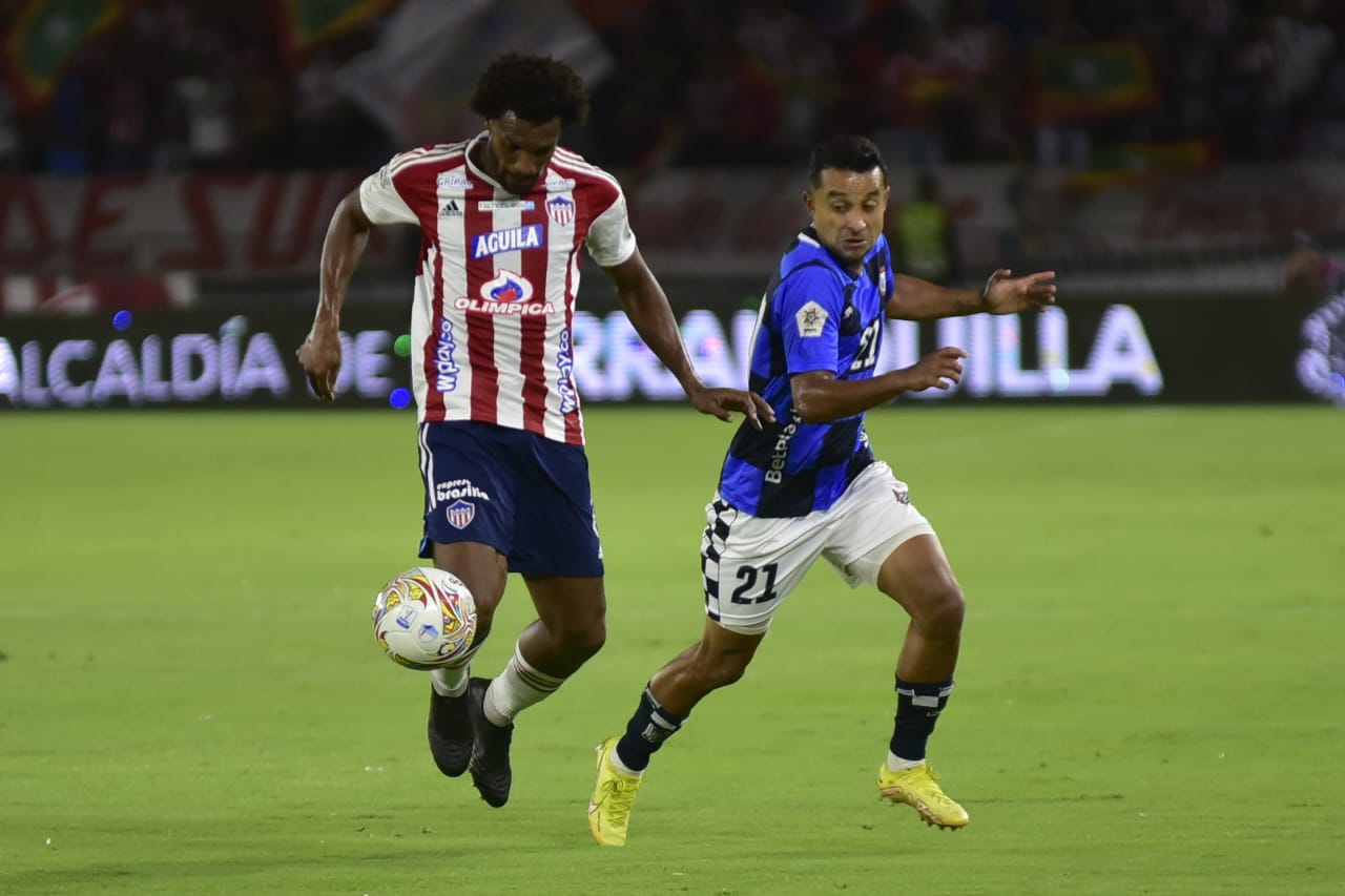 Didier Moreno controlando el balón.