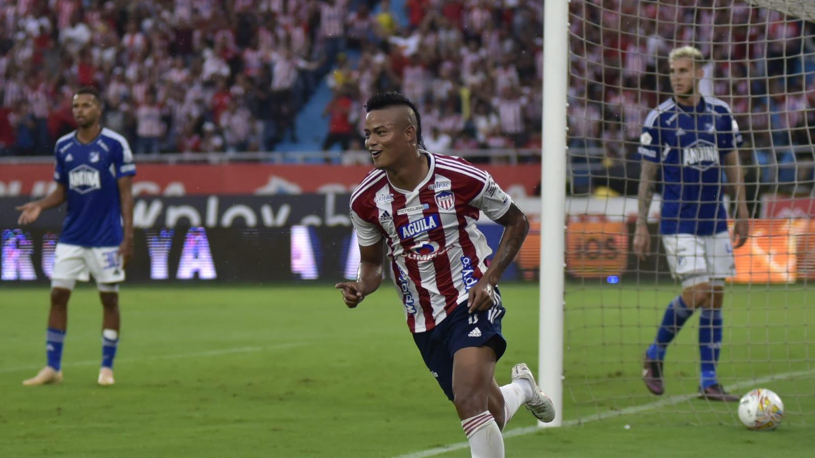 Luis 'Chino' Sandoval, celebra el gol de cabeza