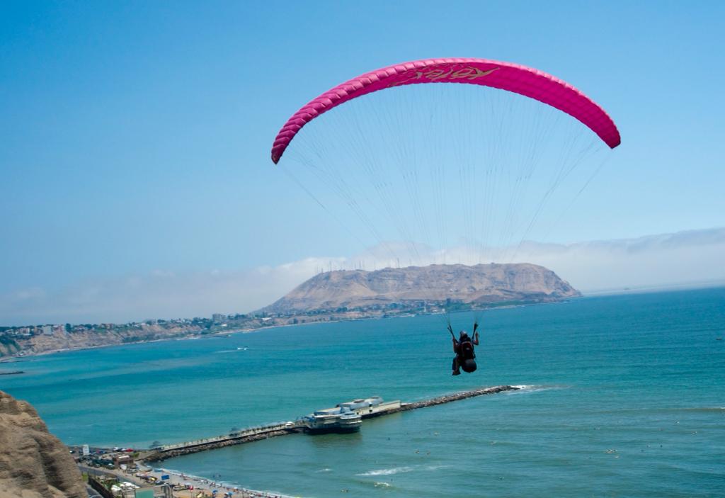 Parapente en el malecón de Miraflores