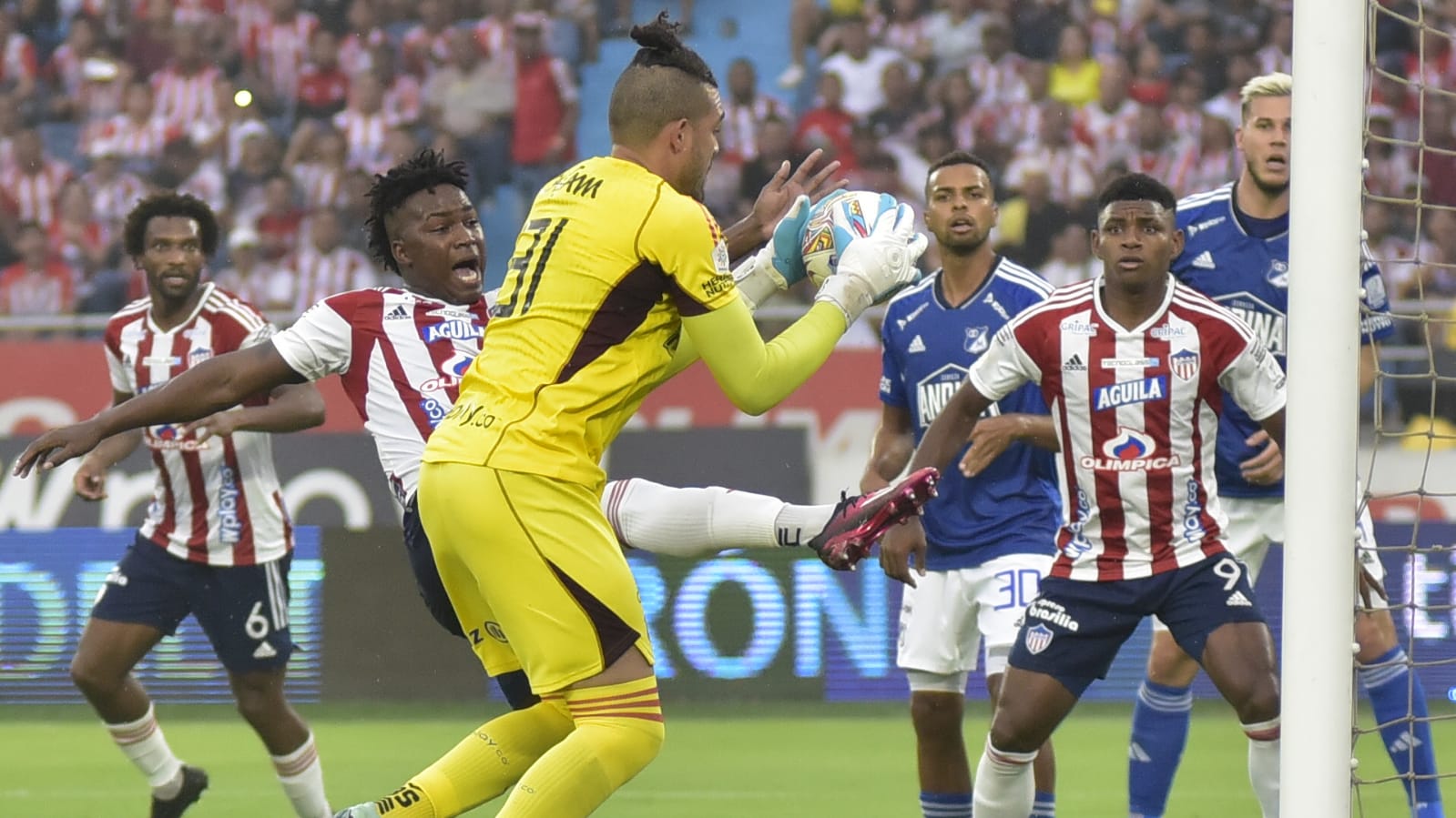 El arquero Álvaro Montero atrapa un balón.