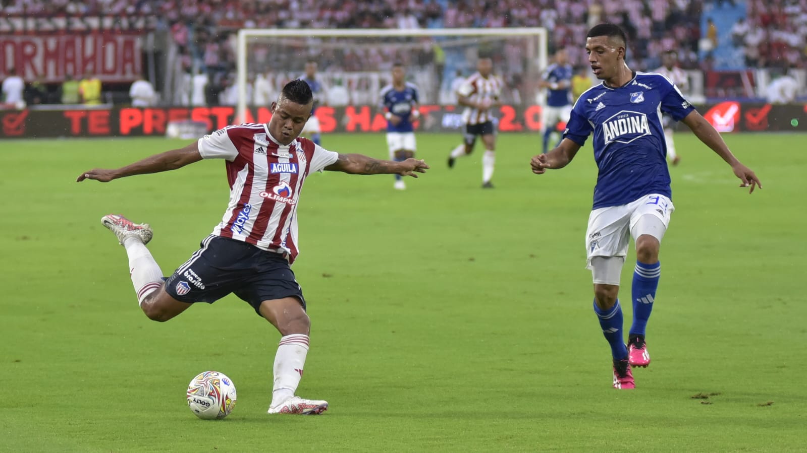 'Chino' Sandoval patea un balón.