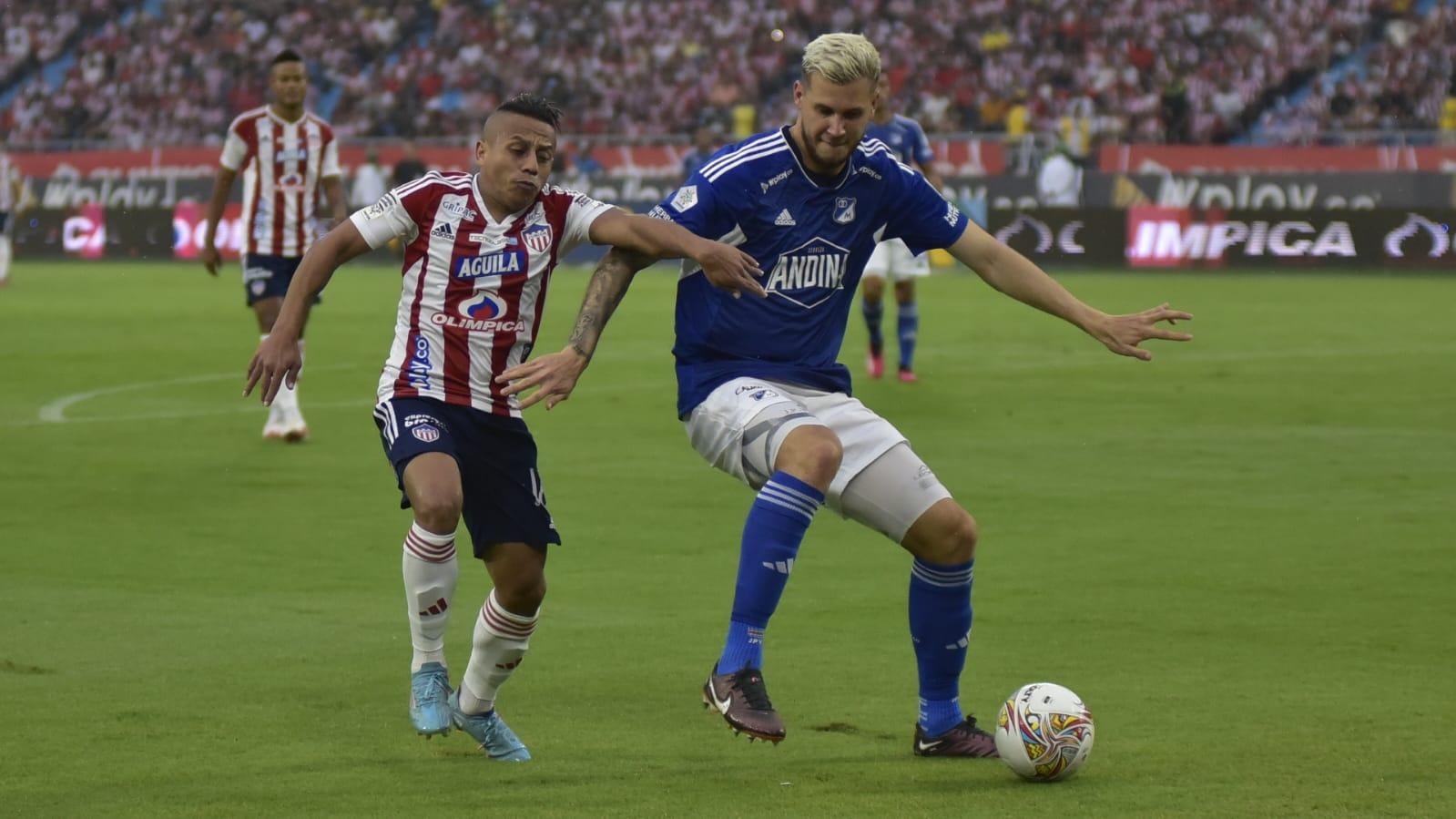 Vladimir Hernández en una jugada del partido