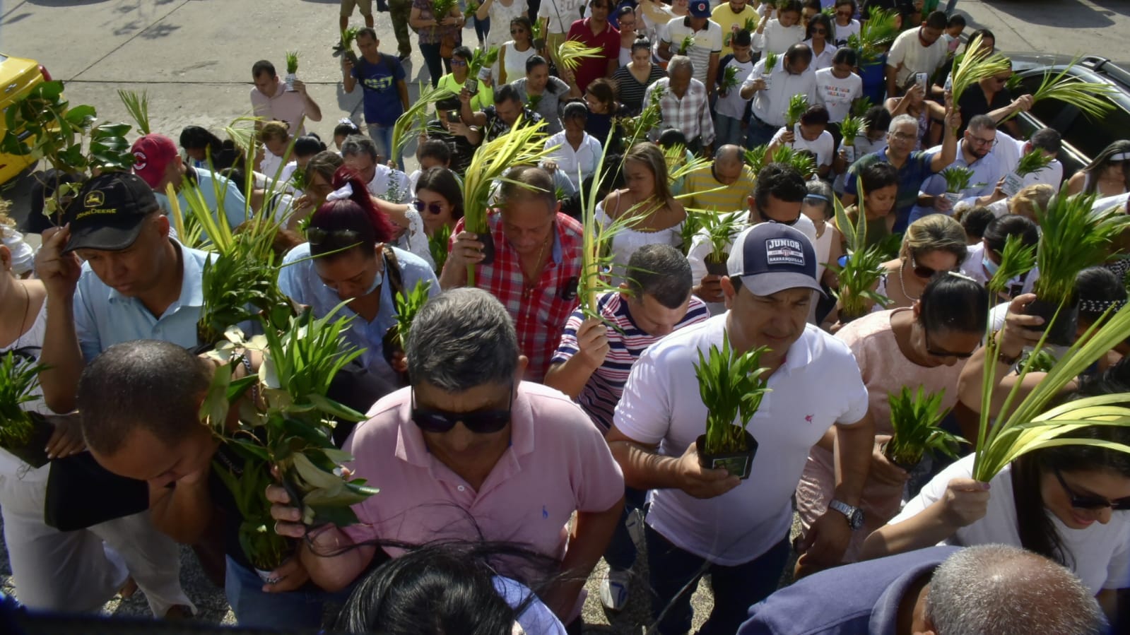 La feligresía durante la celebración del Domingo de Ramos