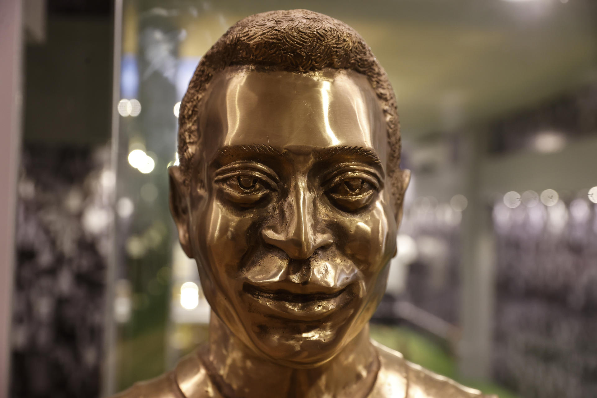 Estatua de Pelé al interior del mausoleo donde está sepultado.