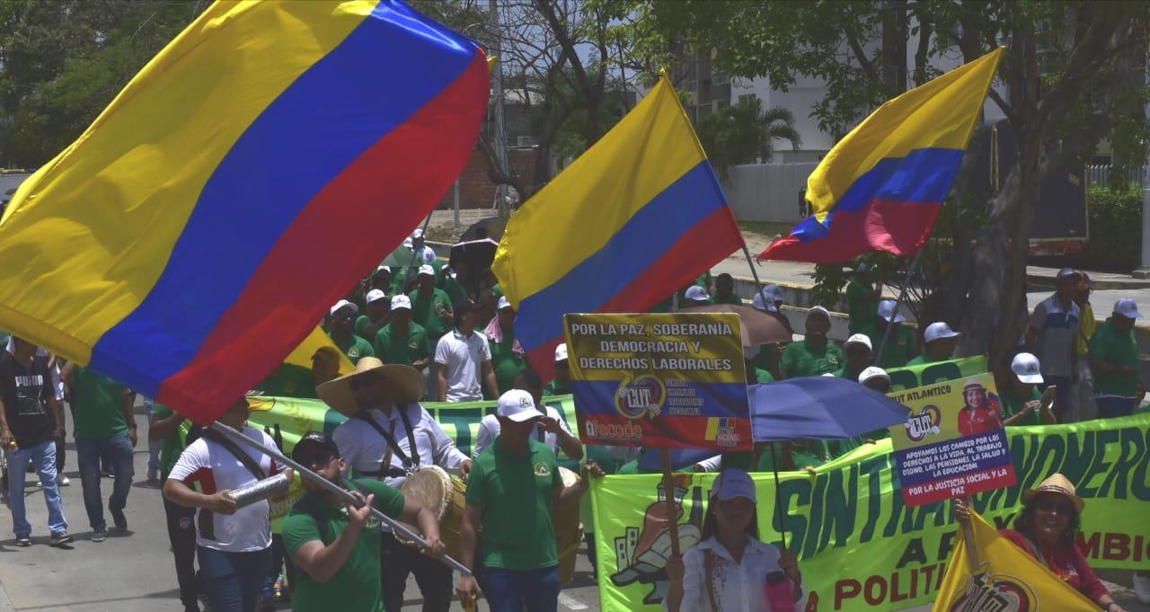 Grupos folclóricos en la marcha del Primero de Mayo