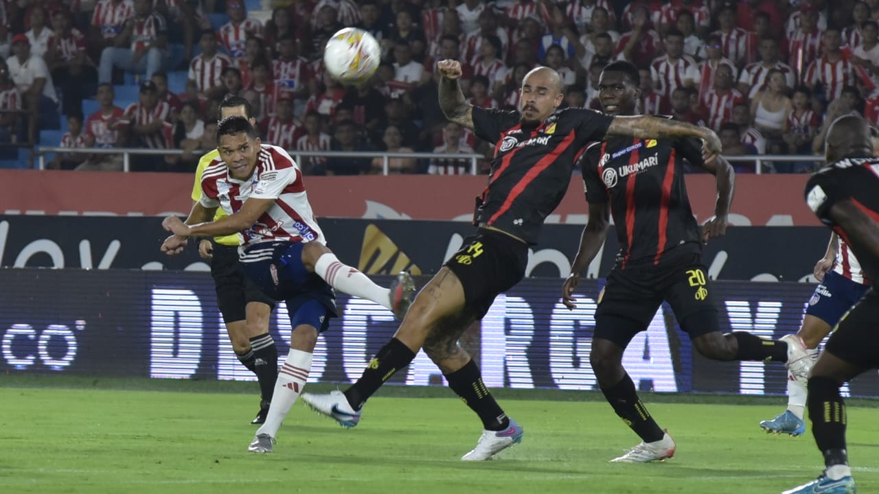 Carlos Bacca no pudo con la defensa del Deportivo Pereira.