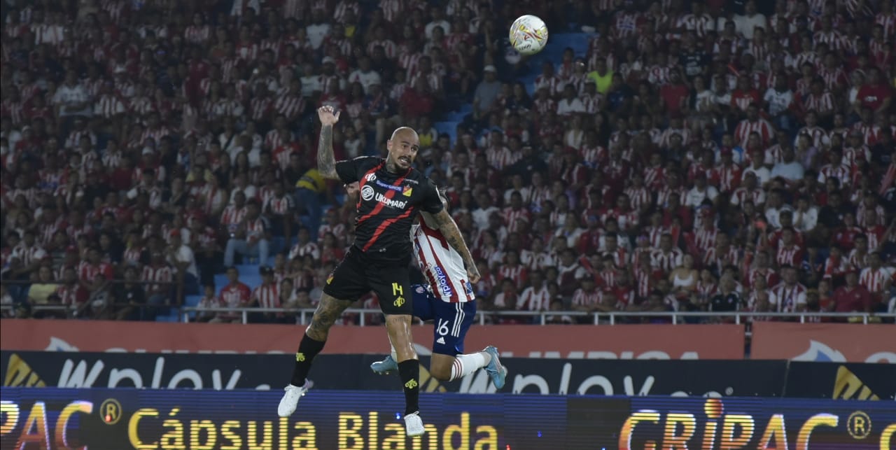 Vladimir Hernández peleando un balón.