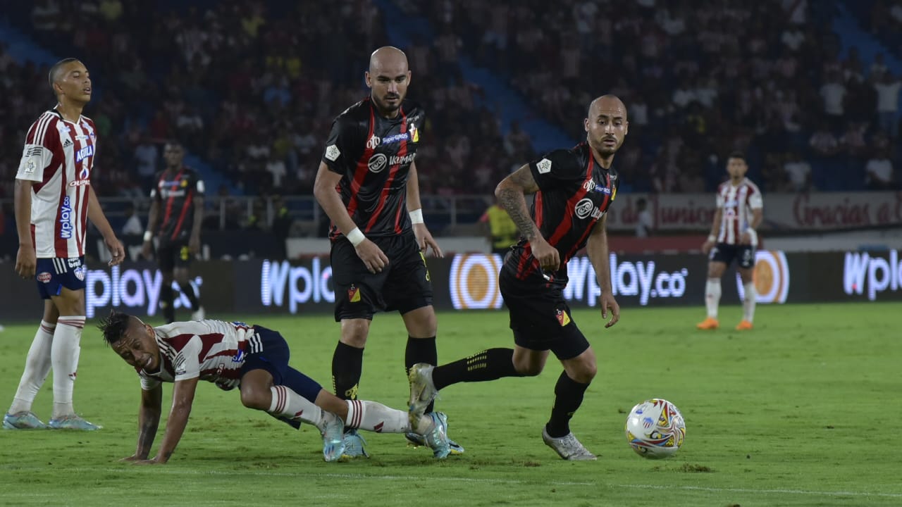 Vladimir Hernández no pudo desequilibrar en ataque.