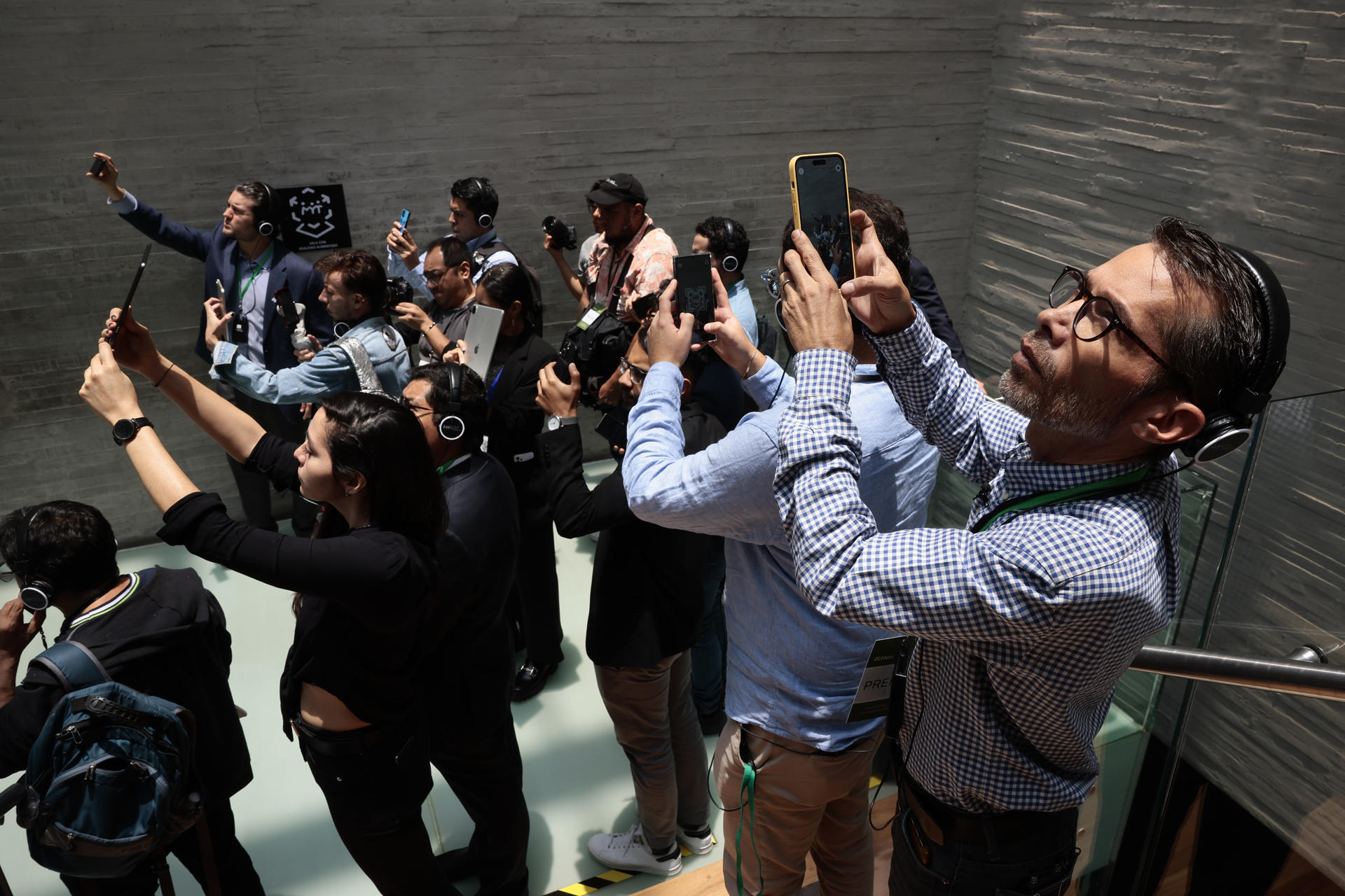 Un grupo de periodistas recorre el Museo Memoria y Tolerancia