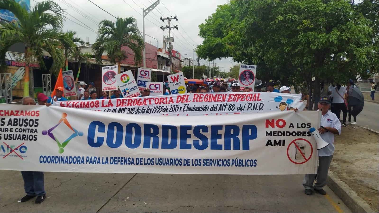 Usuarios de servicios públicos marchando en Barranquilla