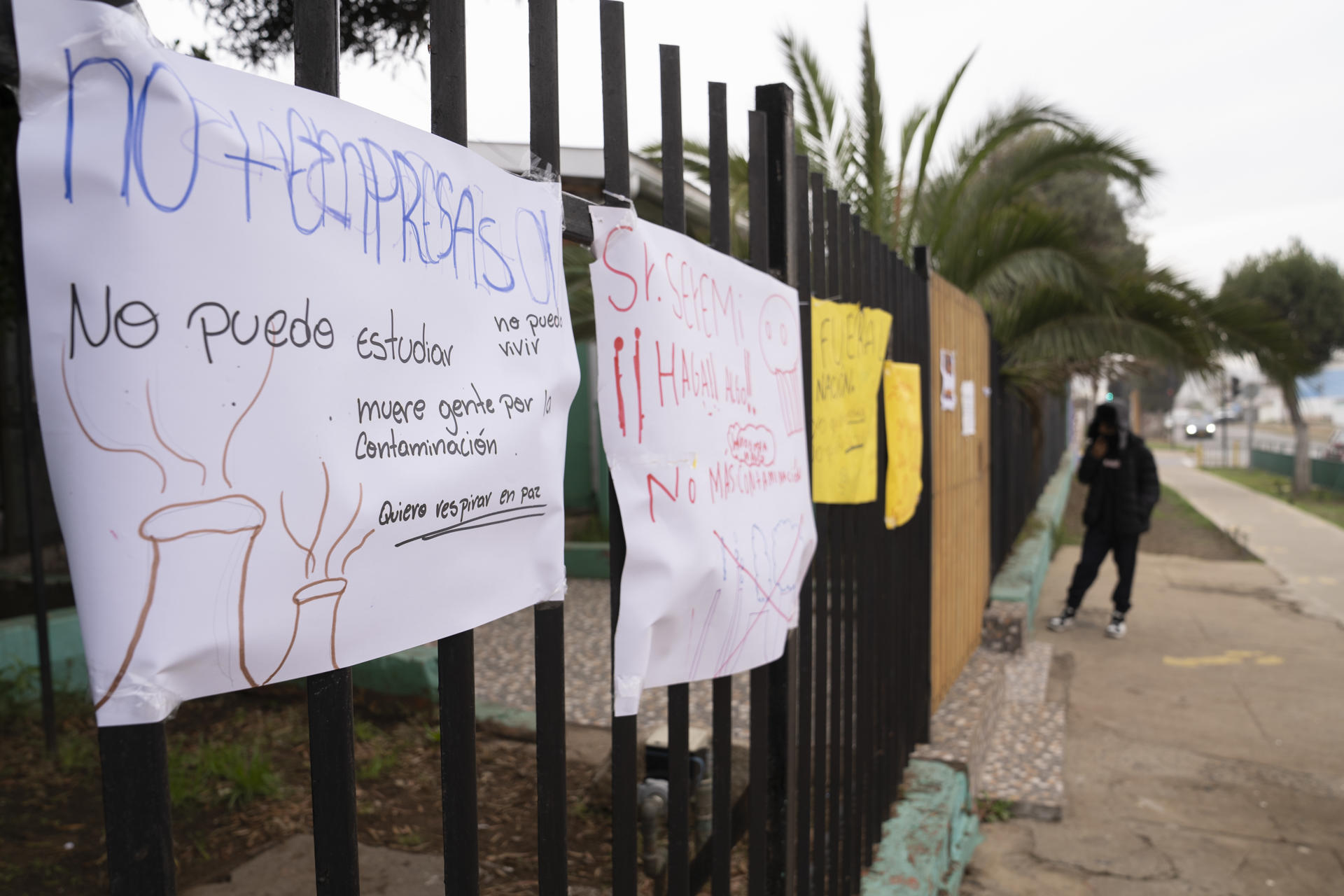 Carteles en contra de la contaminación.