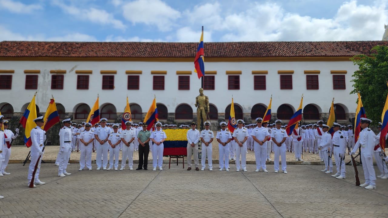 Cadetes de la Armada durante el homenaje a la Noche San Juan