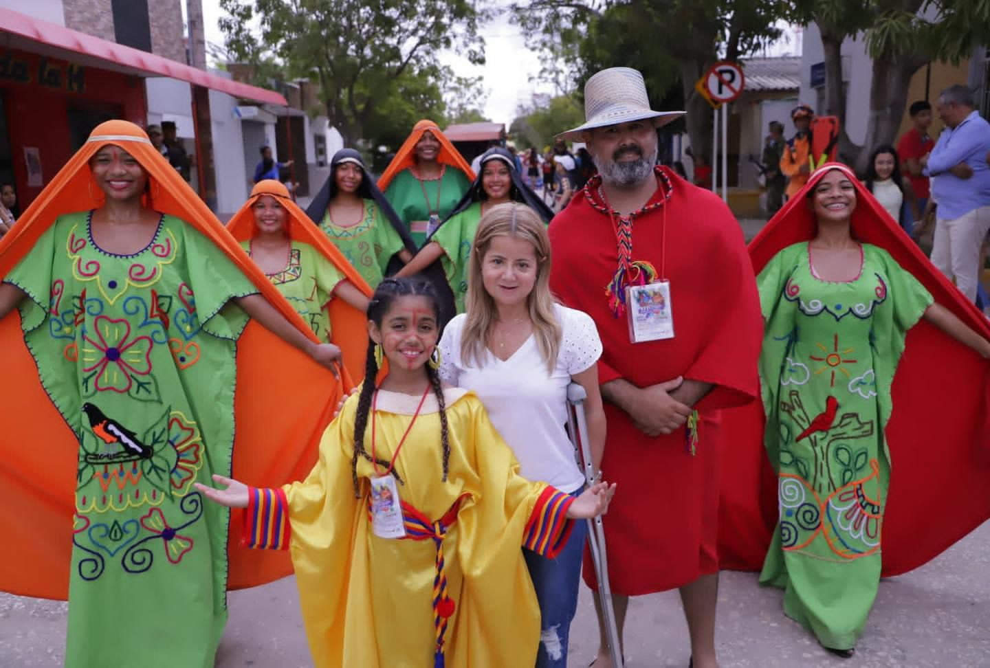 Gobernadora Elsa Noguera junto a los artistas.