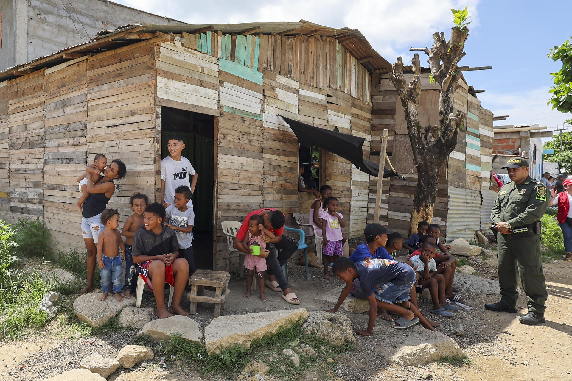 Habitantes del barrio Villa Hermosa durante la visita de la reina Letizia.