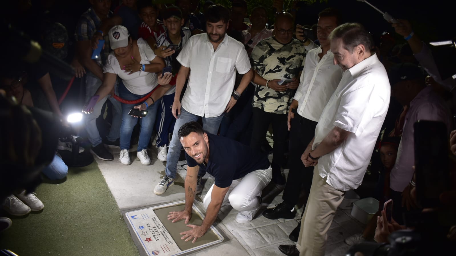 Viera colocando las huellas de sus manos en la Ventana de Campeones.