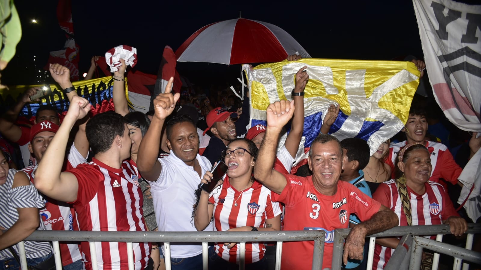 Los hinchas presentes en el homenaje.