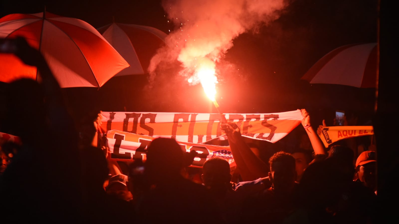 La hinchada durante el homenaje.