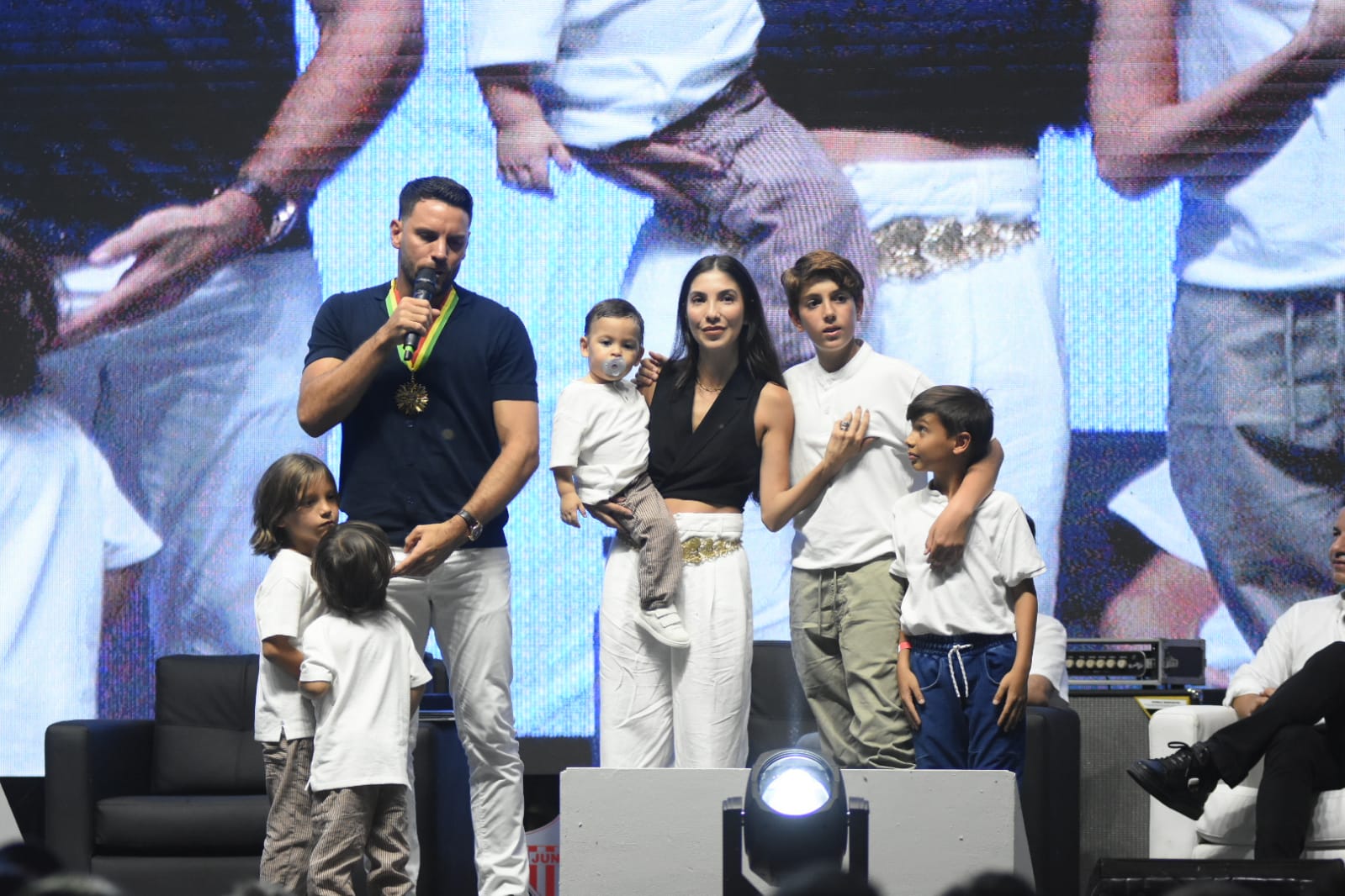 El portero Sebastián Viera junto a su esposa y sus hijos.