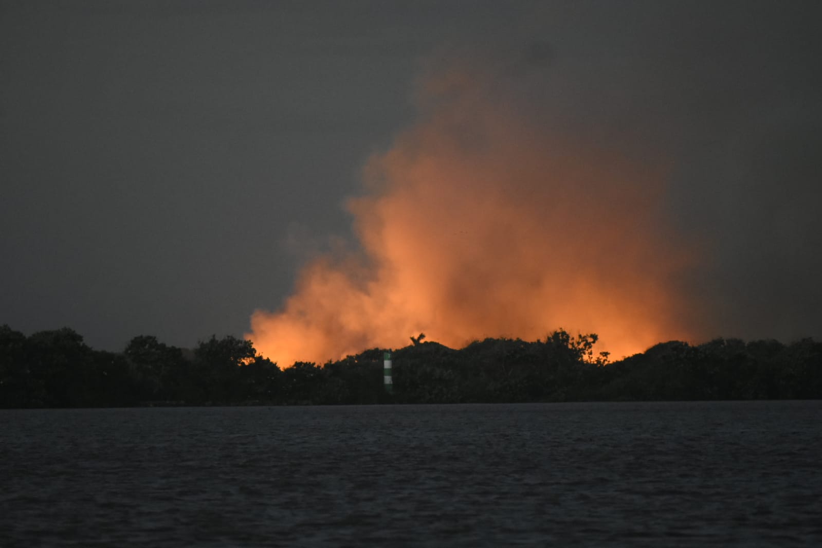 Al caer la noche, las llamas del incendio en Isla Salamanca se podían observar desde Barranquilla.