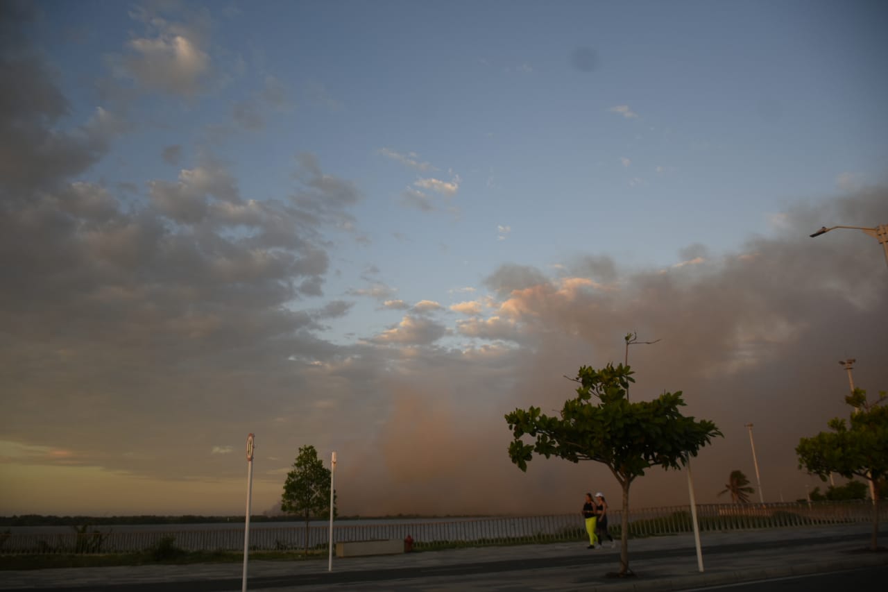 El humo invadía gran parte del Malecón del Río.