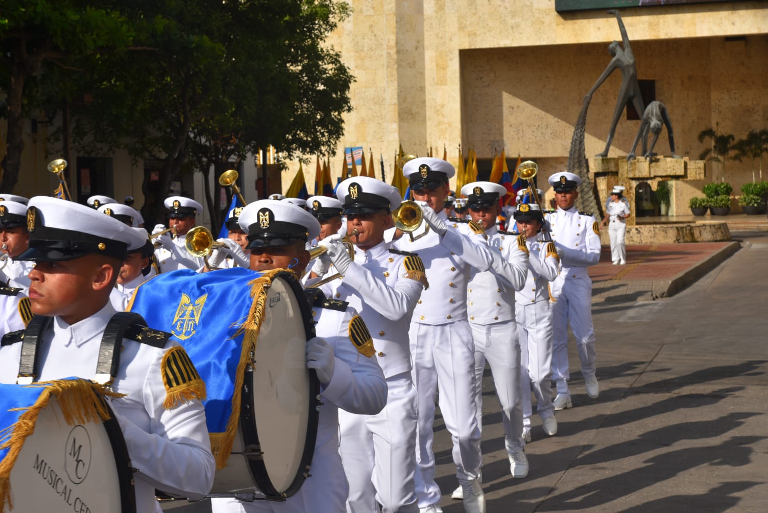 Marcha con la Banda de Guerra de la Escuela Naval