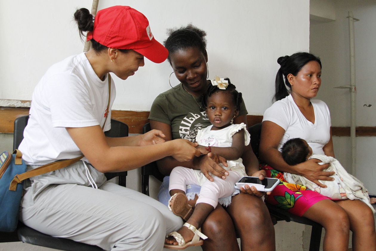 Habitantes son atendidos en el centro sanitario de Pie de Pató.