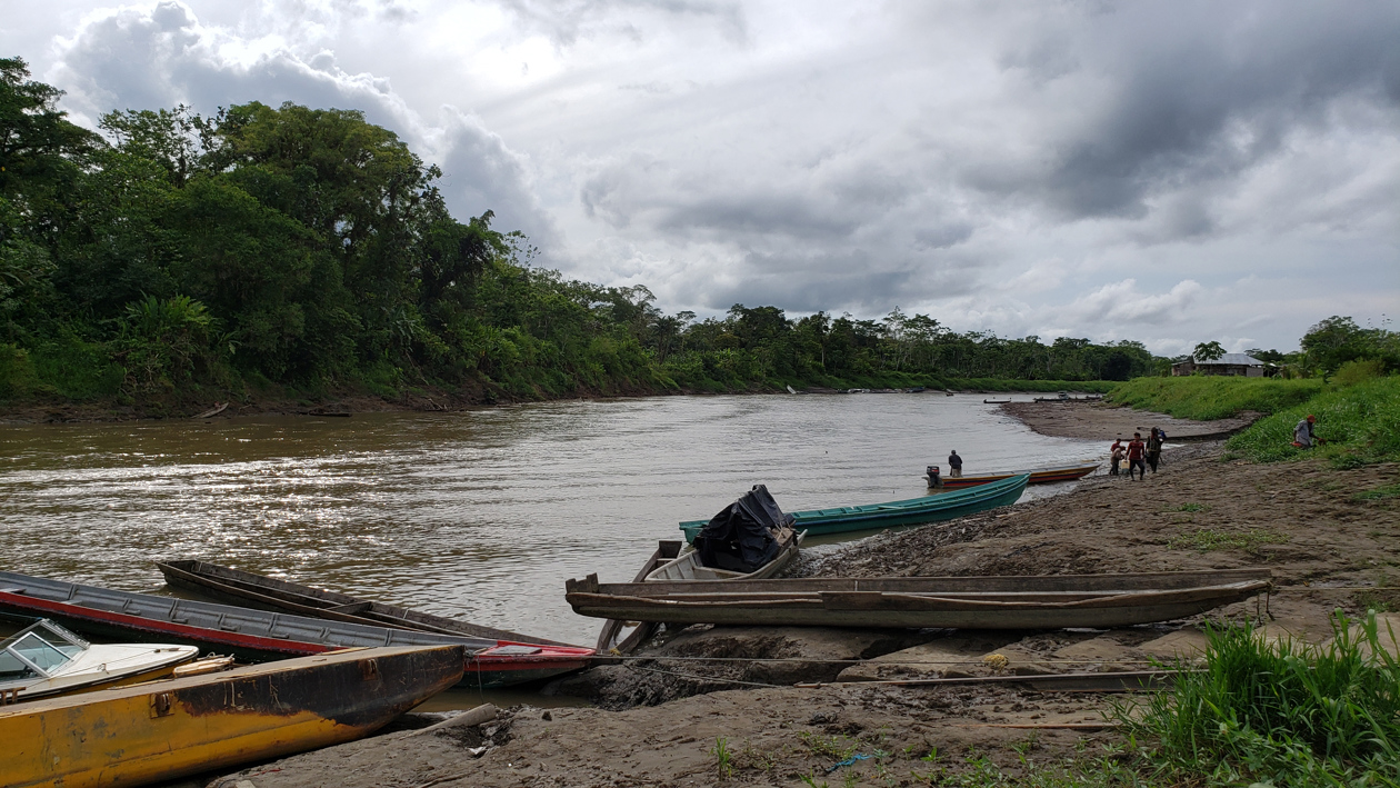 Embarcaciones en el río Baudó, en la población de Pie de Pató.