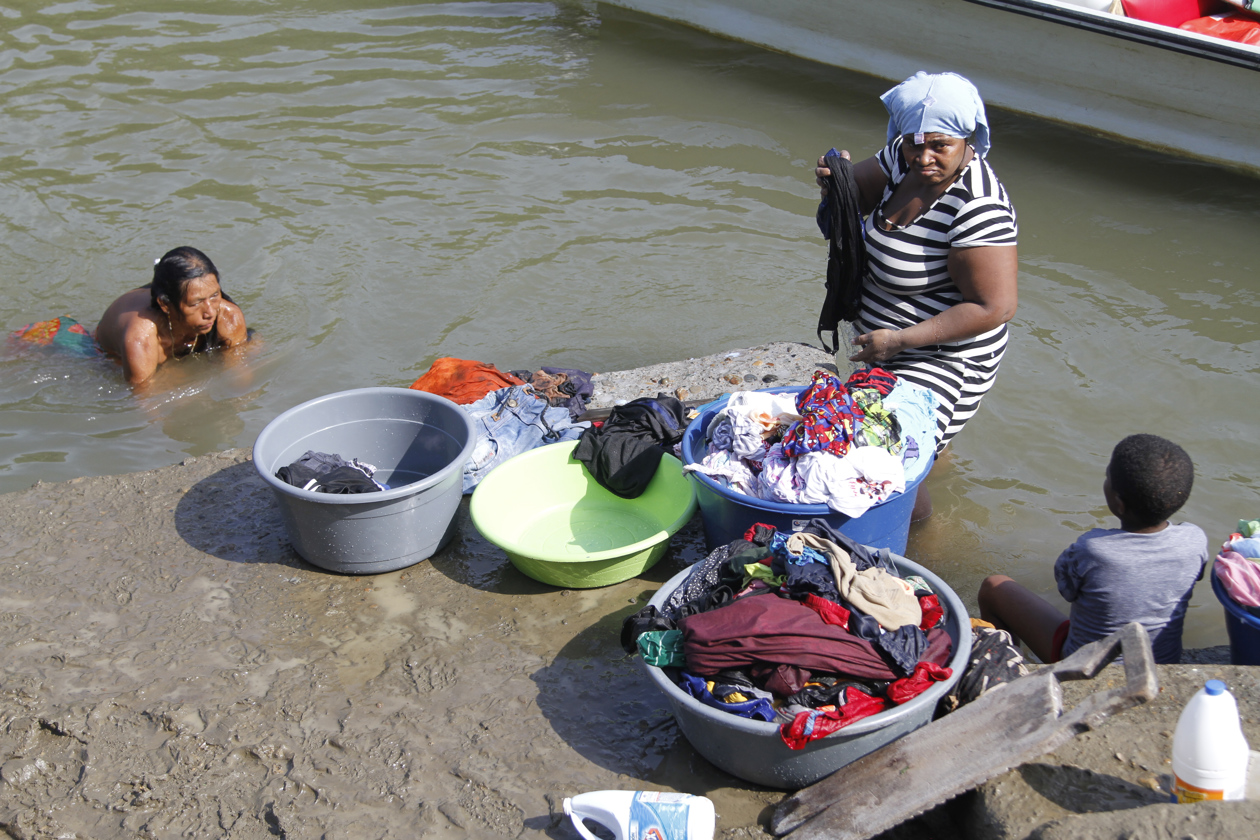 Habitantes lavan ropa a orillas del río Baudó, en la población Pie de Pató.