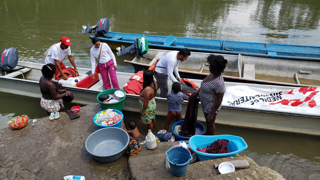 Los médicos y enfermeras llegando a la población Pie de Pató, departamento del Chocó.