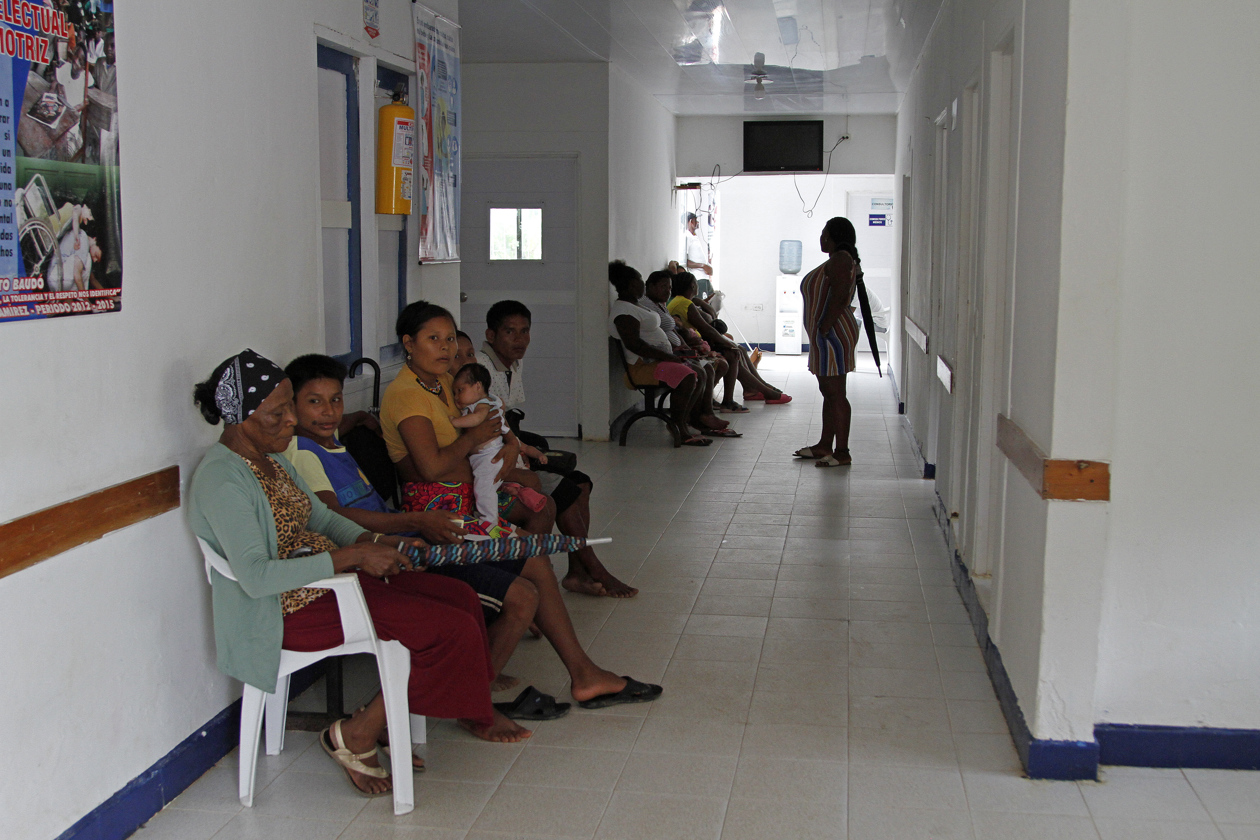 Habitantes esperan en el centro sanitario de Pie de Pató.