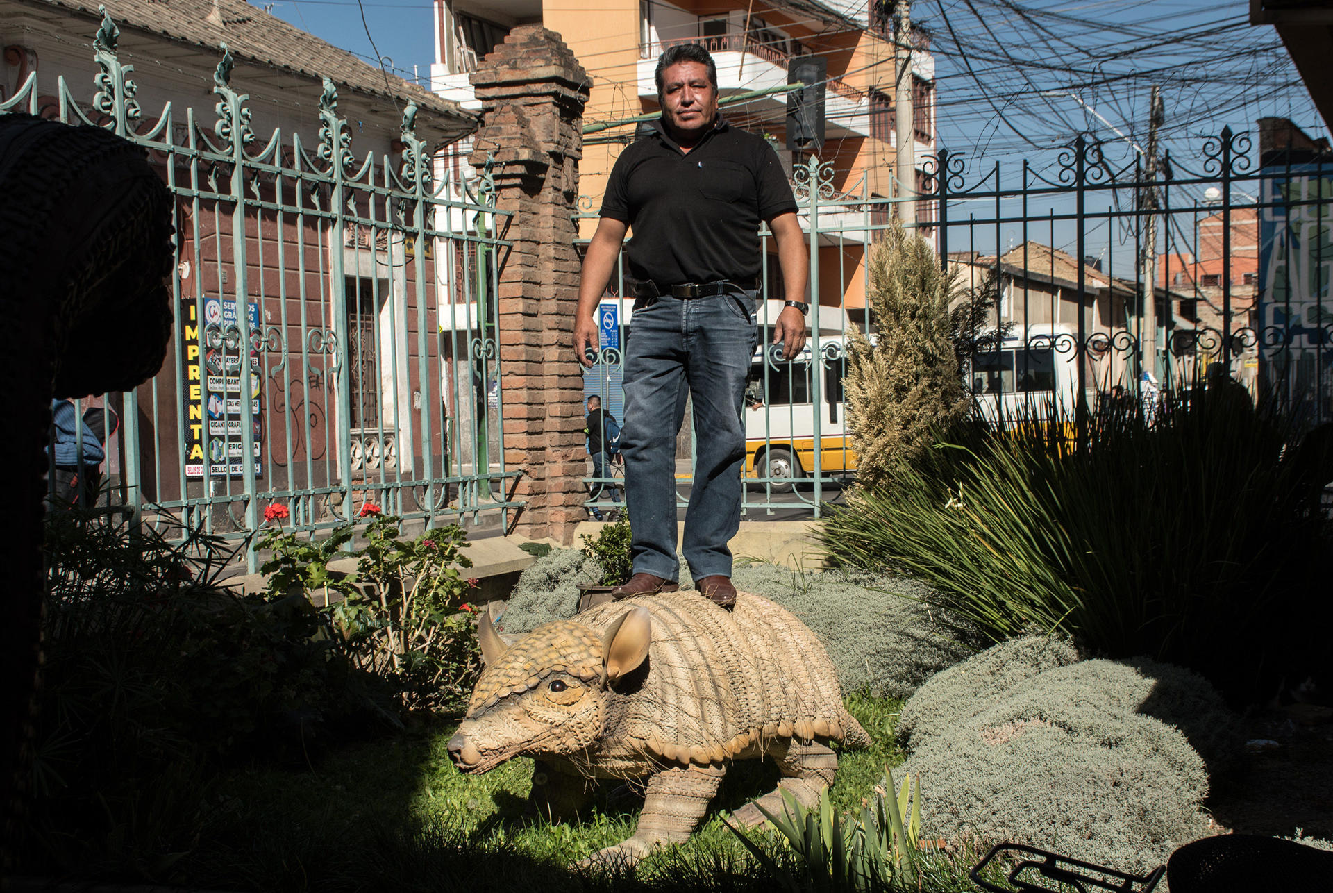 Sandro Arellano posa junto a un armadillo.