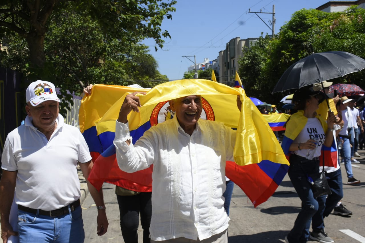 Varios marchantes utilizaron la bandera para protegerse del inclemente sol. 