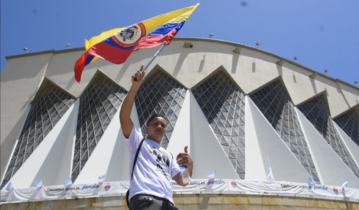 Un marchante ondea su bandera en la Catedral Metropolitana. 