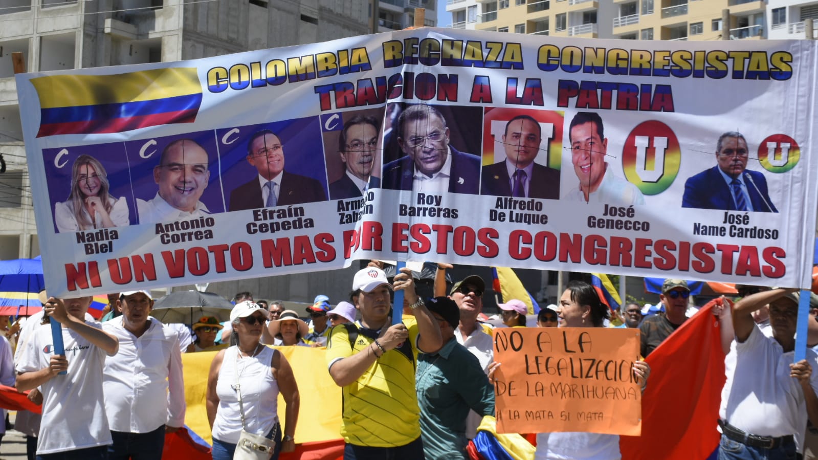 También hubo pancartas en contra de varios congresistas. 