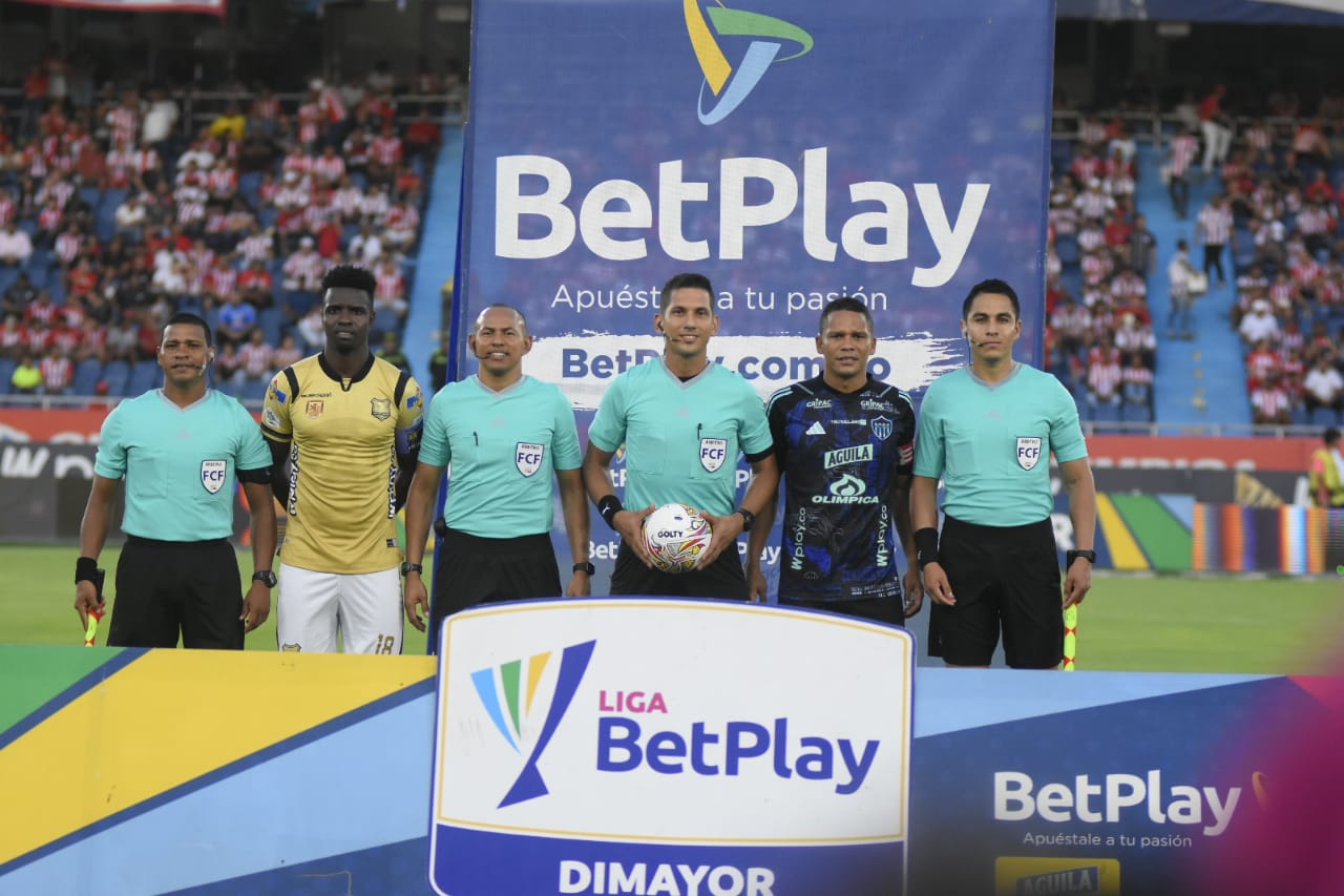 El árbitro Jorge Duarte y los capitanes Marco Pérez y Carlos Bacca.