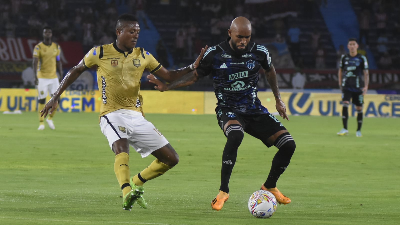 Freddy Hinestroza domina el balón ante la marca de Jean Pineda. 