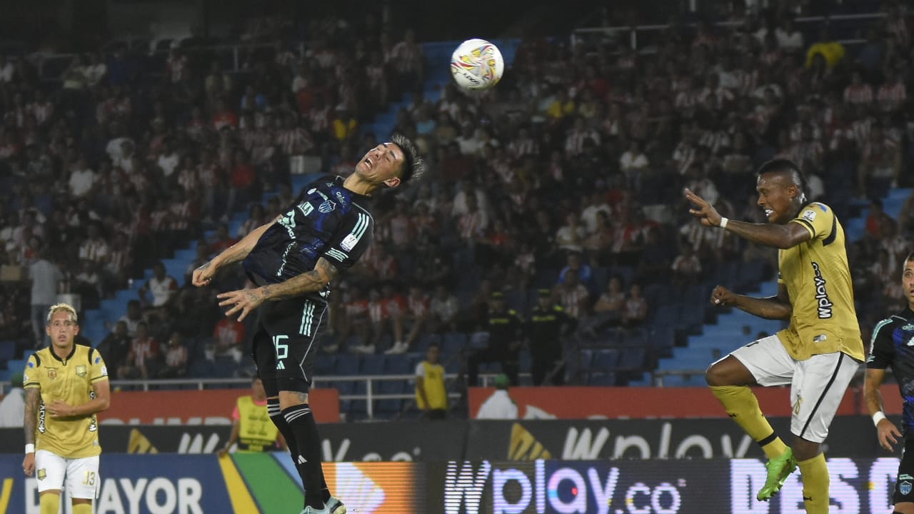 El defensa argentino Emanuel Olivera jugó un buen partido. 