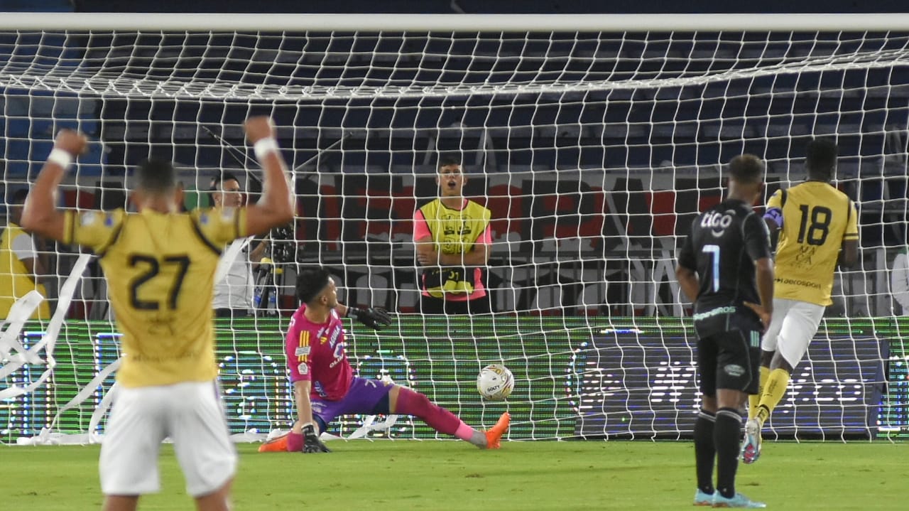 El penalti convertido por Marco Pérez y que le dio la victoria a Águilas Doradas. 