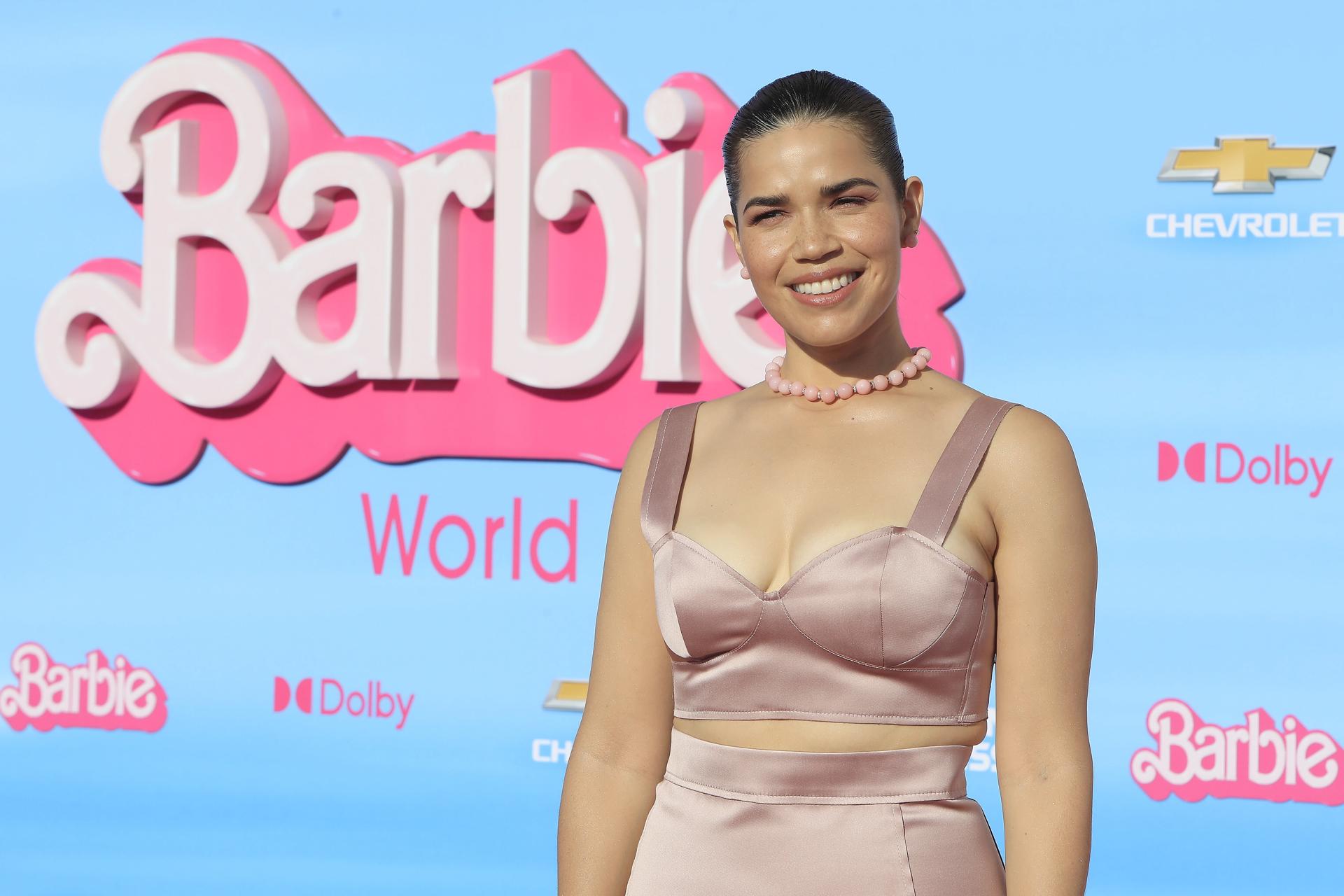 La actriz America Ferrera desfilando en la alfombra rosa.