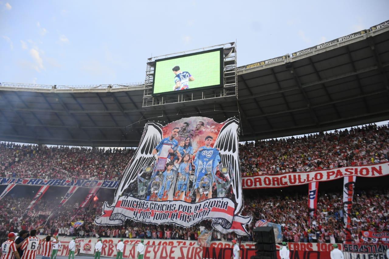 El tifo en homenaje a Viera