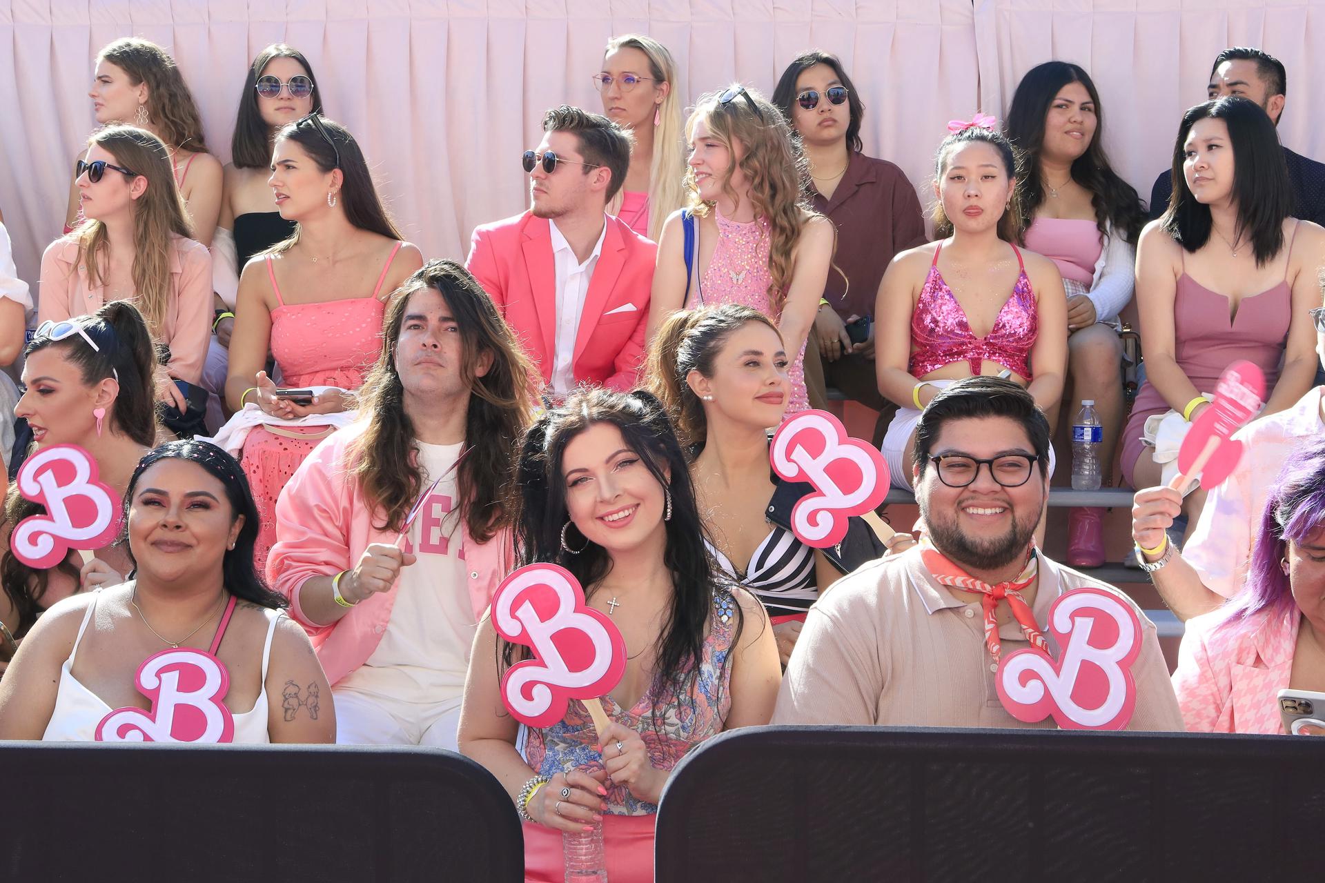 Fans en la premier de la película Barbie. 