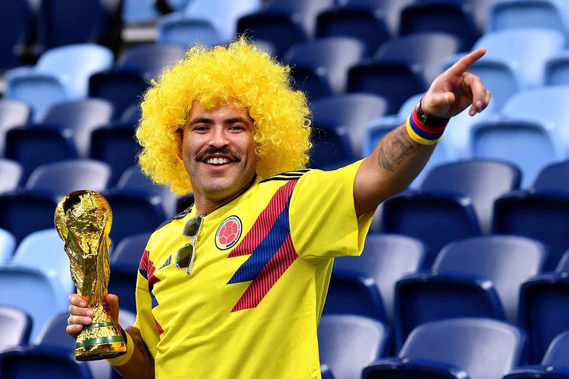 Hincha de Colombia vestido como el Pibe Valderrama.