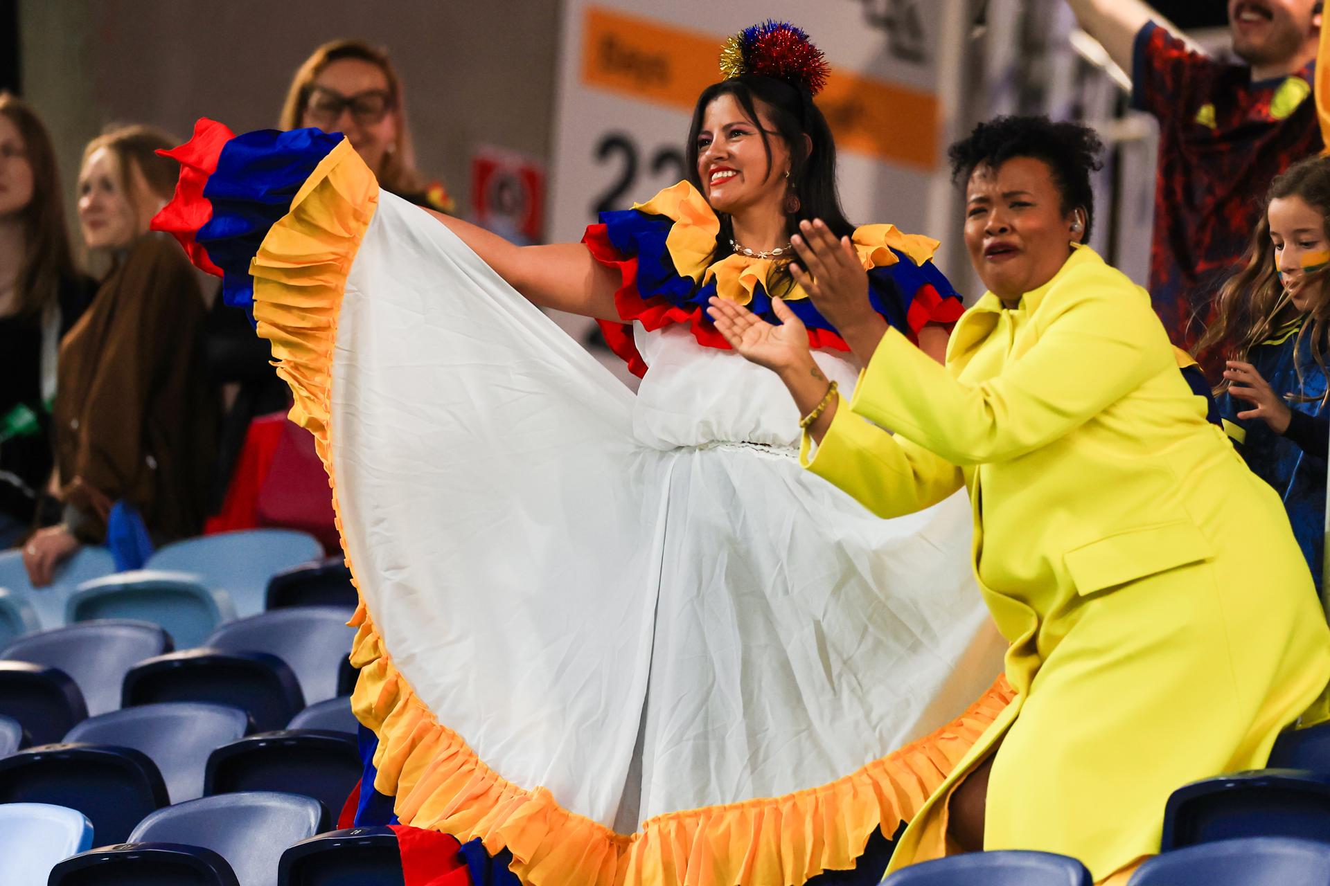 Aficionados colombianos animan antes del partido.