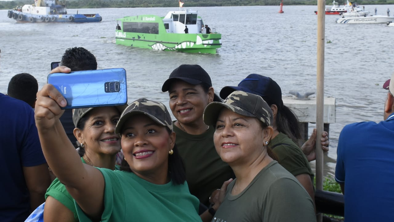 Ambiente en la llegada del Karakalí al Malecón del Rio