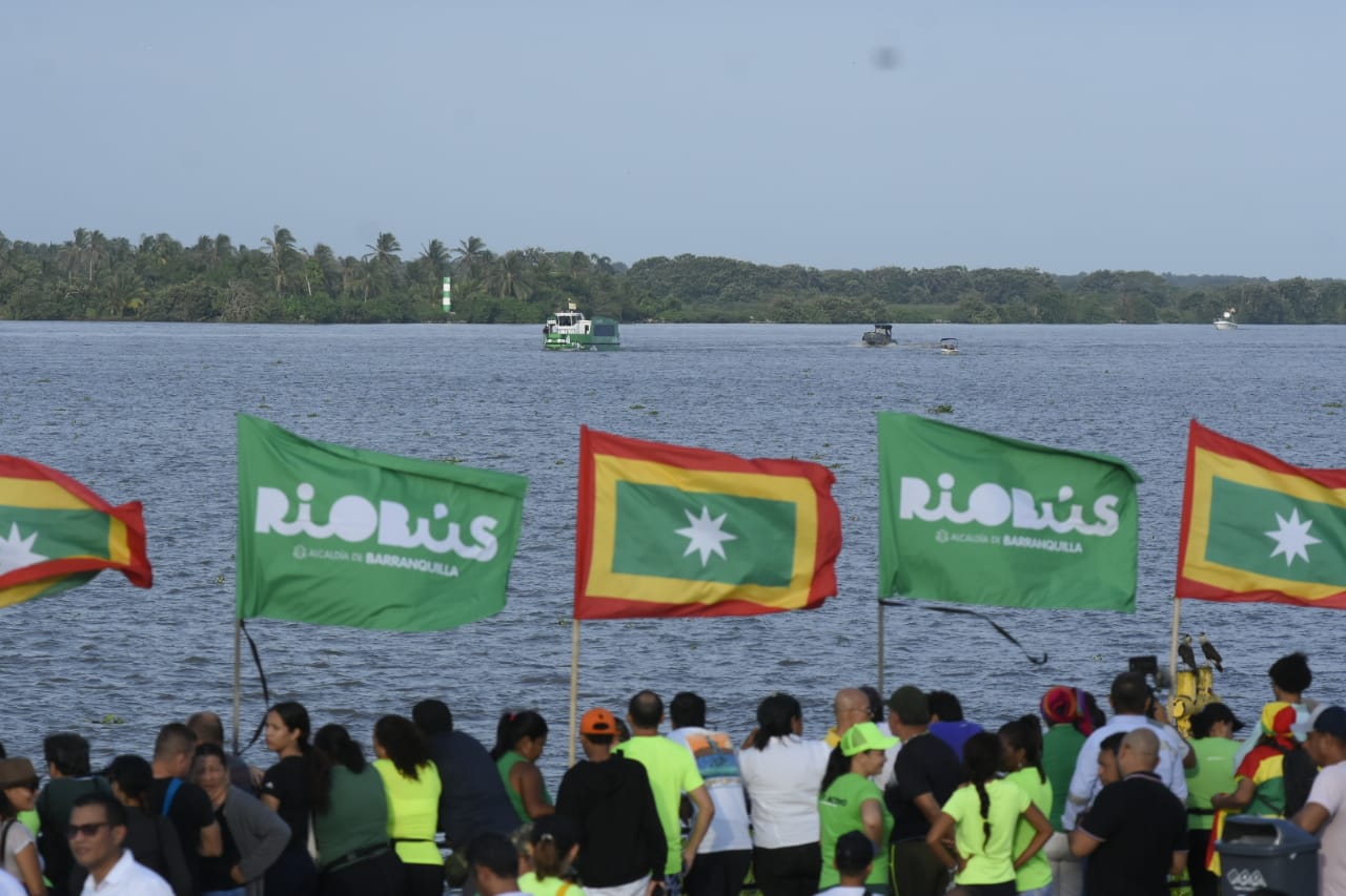 Ambiente en la llegada del Karakalí al Malecón del Rio