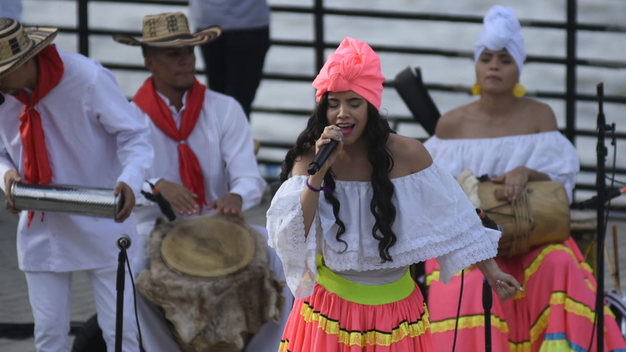 Ambiente en la llegada del Karakalí al Malecón del Rio