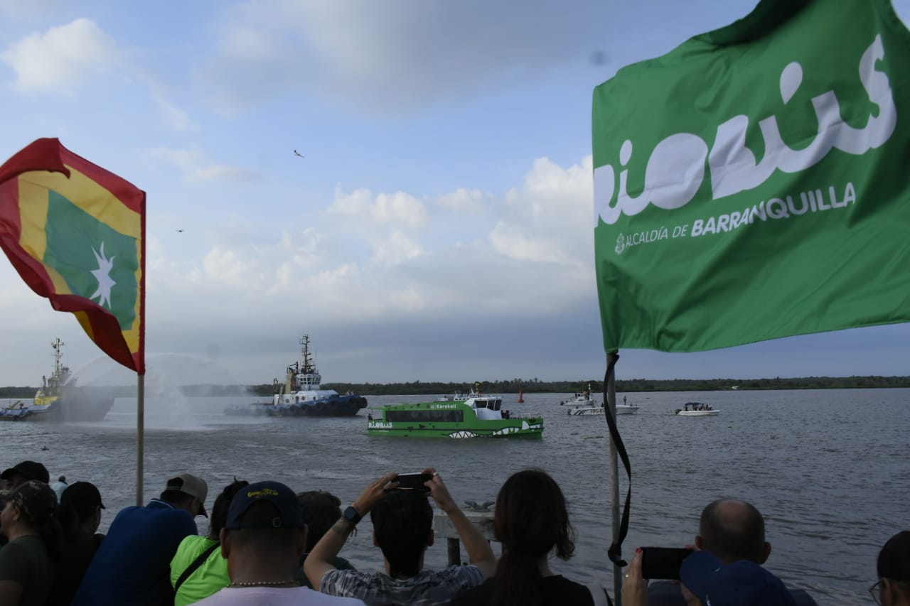 Ambiente en la llegada del Karakalí al Malecón del Rio