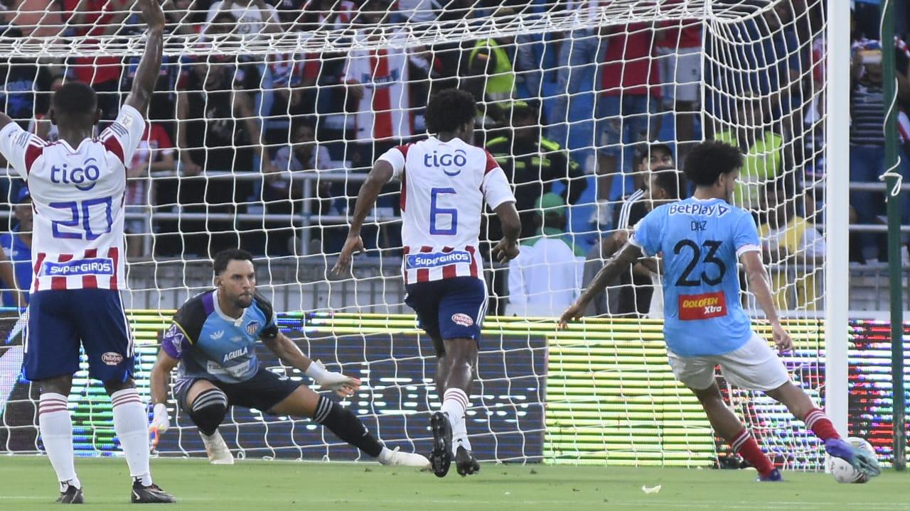 Luis Díaz le marca a Sebastián Viera, de penal