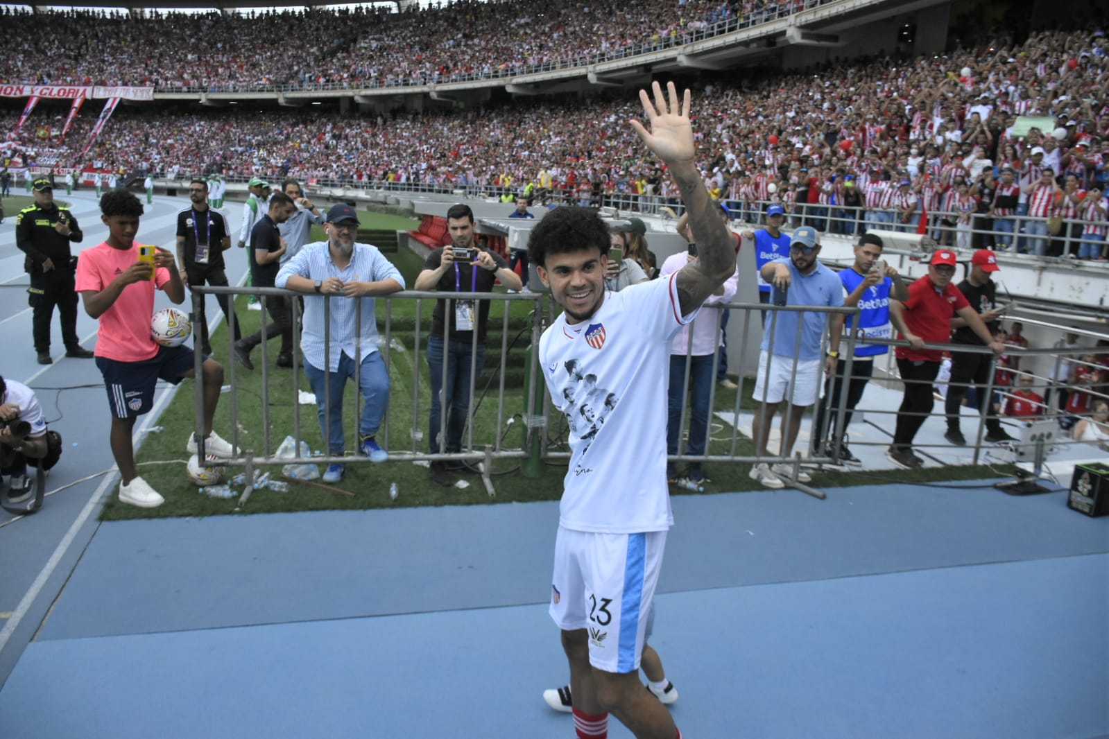 Luis Díaz, de los más ovacionados en el homenaje a Viera